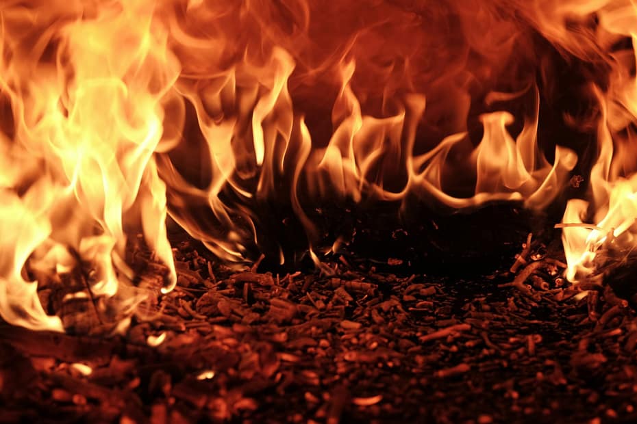 feuer und glut in nahaufnahme